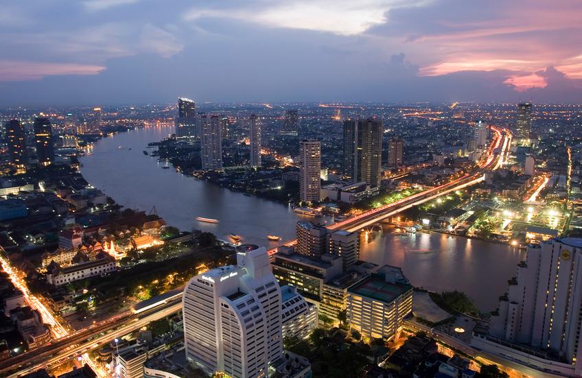 Бангкок река в городе. Фото Bangkok Bank.